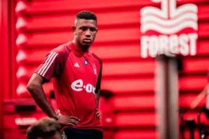 Lyon propõe contratação de Danilo, volante do Nottingham Forest, diz Textor