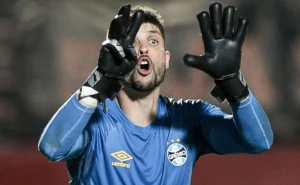 Volpi responde a críticas no Grêmio e desabafa sobre pedido de saída: "Não posso viver essa loucura".