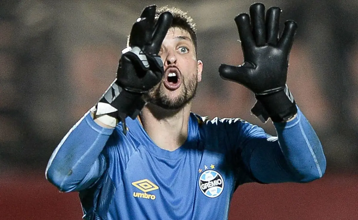 Volpi responde a críticas no Grêmio e desabafa sobre pedido de saída: "Não posso viver essa loucura".