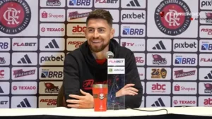 Jorginho almeja estreia no Maracanã pelo Flamengo após boa performance: "Ansioso para sentir a emoção"