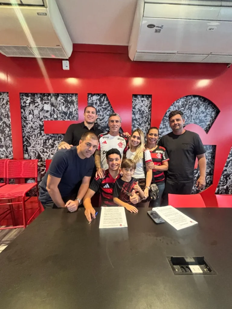 Joia da Base Assina com o Flamengo: Contrato Inicial Inclui Multa de R$ 300 Milhões