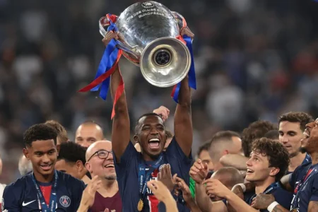 Renato Paiva: A influência do técnico do Botafogo na ascensão de um zagueiro do PSG ao estrelato mundial