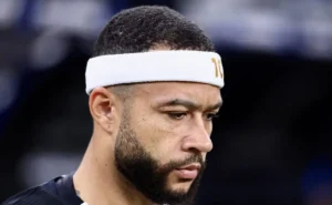 Possível saída de Memphis Depay do Corinthians: multa rescisória como fator.