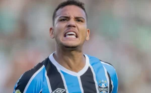 Gustavo Martins Permanece no Grêmio: Diretoria Encerra Possibilidade de Transferência