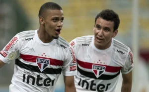 Vasco ganha fôlego com Brenner, mas Pedrinho terá alto custo para contratá-lo