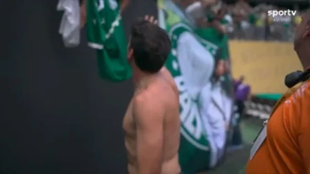 Abel entrega camisa a torcedor e lamenta: "Faltaram mais gols"