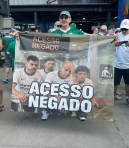 Pai de Piquerez provoca o Corinthians com faixa na Copa de Clubes: "Acesso negado"