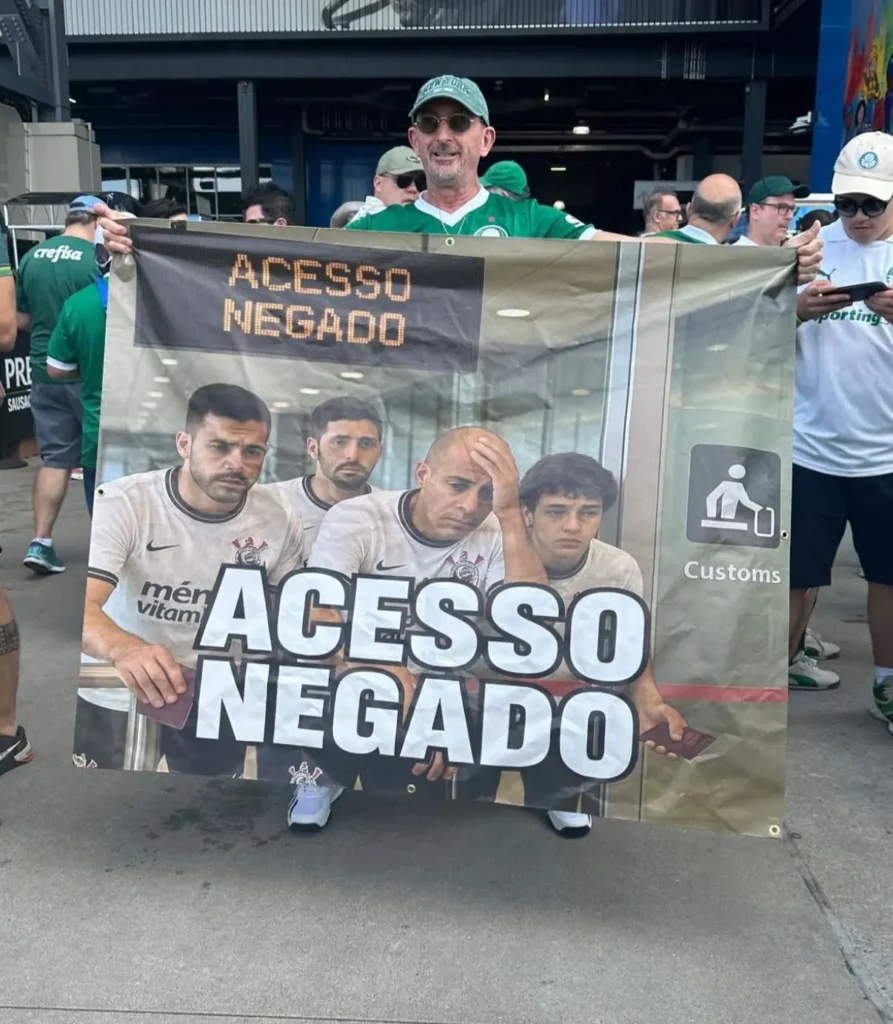 Pai de Piquerez provoca o Corinthians com faixa na Copa de Clubes: "Acesso negado"