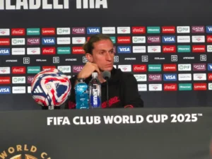 Filipe Luís projeta "jogo de sacrifício" ante o Chelsea, sem abrir mão da convicção
