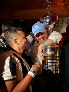 Textor celebra vitória do Botafogo: cerveja, Libertadores e PSG em área VIP