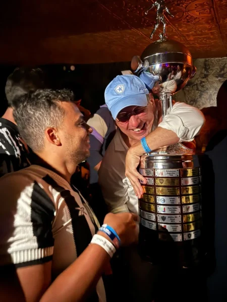 Textor celebra vitória do Botafogo: cerveja, Libertadores e PSG em área VIP
