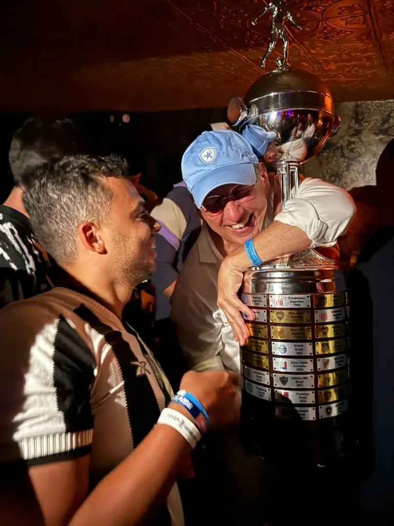 Textor celebra vitória do Botafogo: cerveja, Libertadores e PSG em área VIP