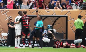 Ídolo do Chelsea critica duramente Jackson após expulsão em jogo contra o Flamengo: "Estúpido"
