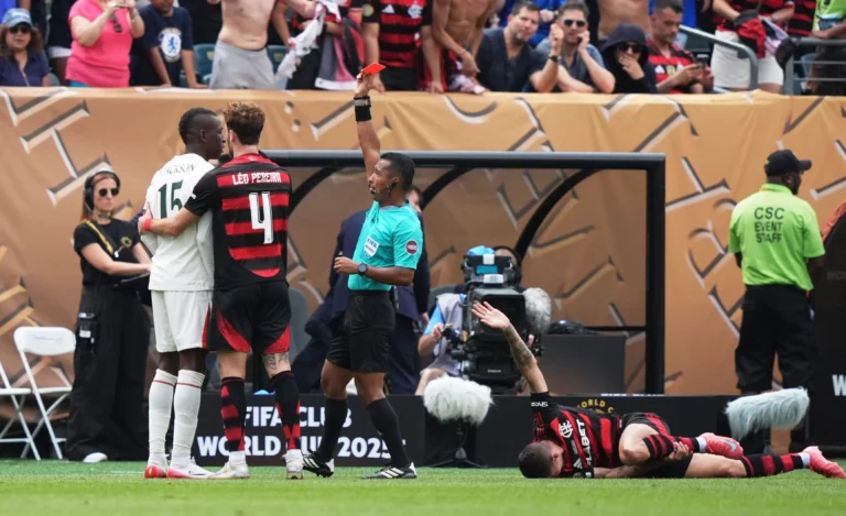 Ídolo do Chelsea critica duramente Jackson após expulsão em jogo contra o Flamengo: "Estúpido"