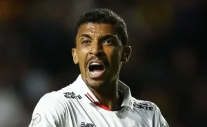 Crespo planeja futuro de Luiz Gustavo e cogita improvisá-lo na zaga do São Paulo