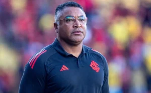 Roger Machado Avalia Situação de Carlos Vinícius, Atacante em Saída do Fulham, no Internacional