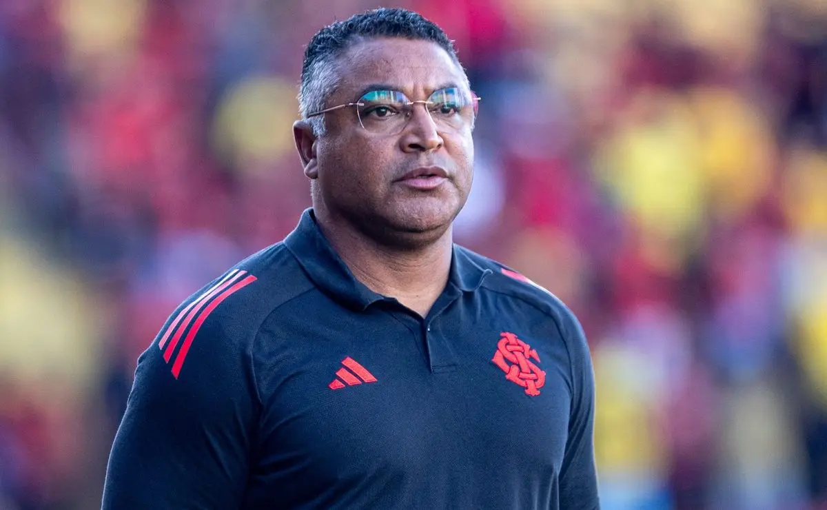Roger Machado Avalia Situação de Carlos Vinícius, Atacante em Saída do Fulham, no Internacional