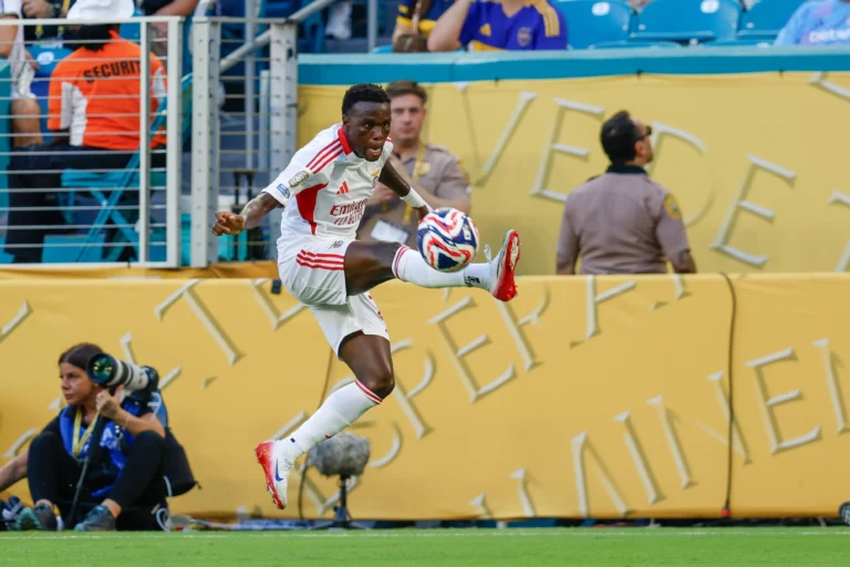 Bruma, perto do Vasco, decepciona no Benfica e é reserva na Copa.