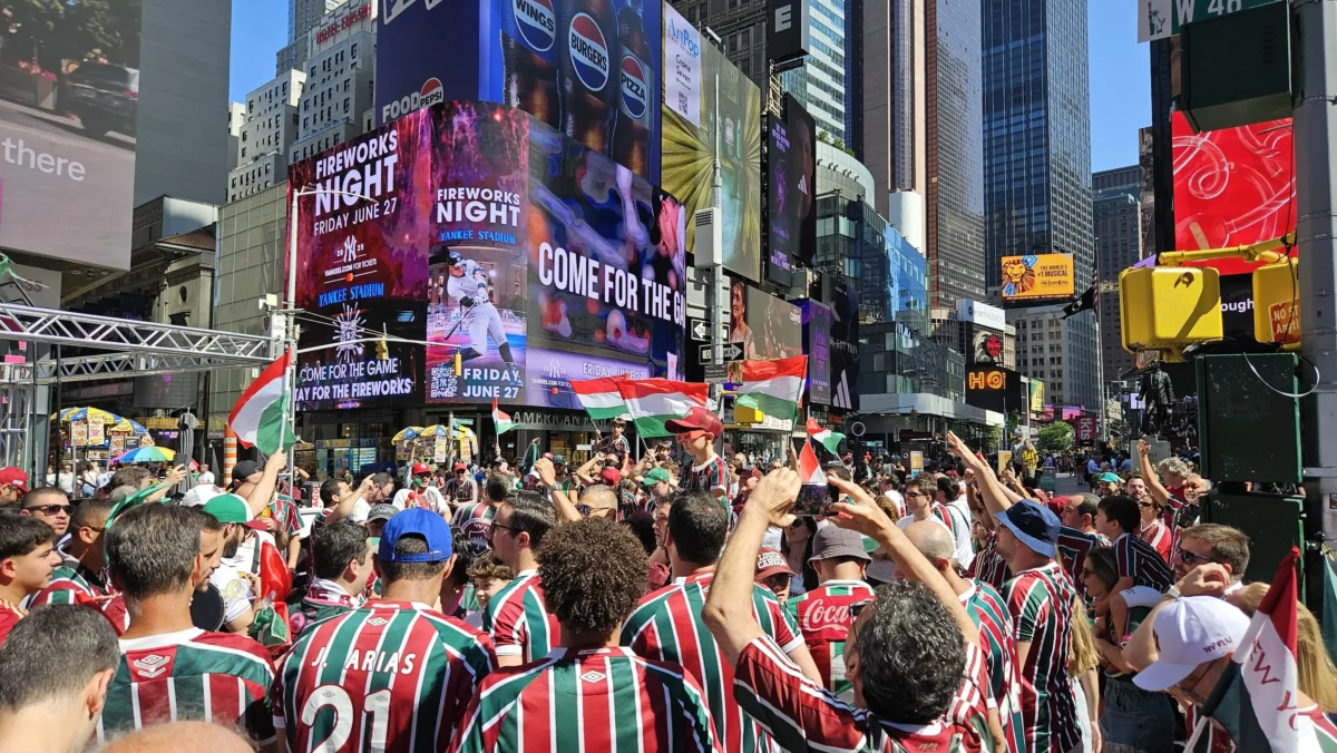 Fluminense em Times Square: Torcida realiza bandeiraço antes de partida contra o Ulsan