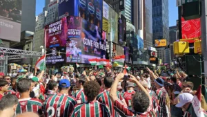 Fluminense em Times Square: Torcida realiza bandeiraço antes de partida contra o Ulsan