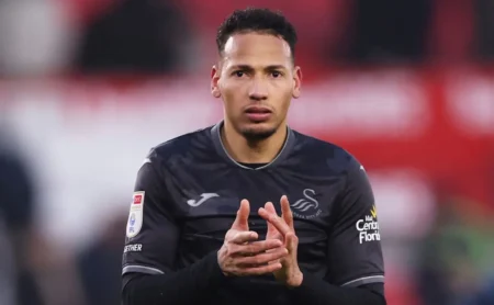 Corinthians, Santos e Vasco disputam Ronald; Swansea aceita R$ 12 milhões