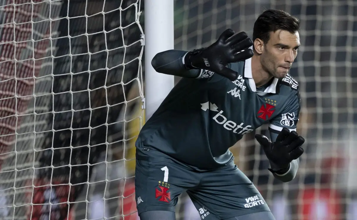 Vasco acelera tratativas por Léo Jardim e aguarda Coutinho do Aston Villa.
