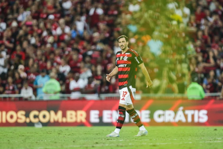 Flamengo precisa negociar lateral-esquerdo após retorno de Viña no fim do ano