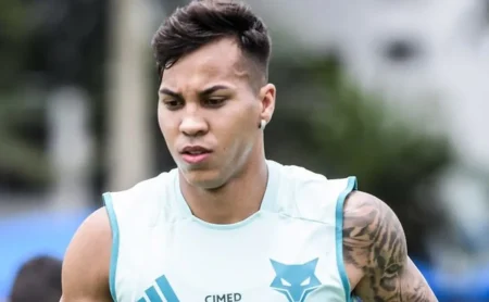 Kaio Jorge detalha ausência nas cobranças de pênalti no Cruzeiro e revela lesão no pé.