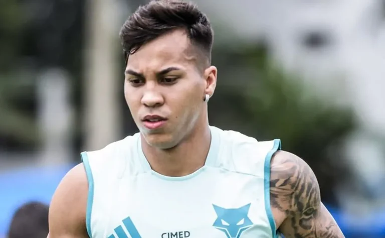 Kaio Jorge detalha ausência nas cobranças de pênalti no Cruzeiro e revela lesão no pé.