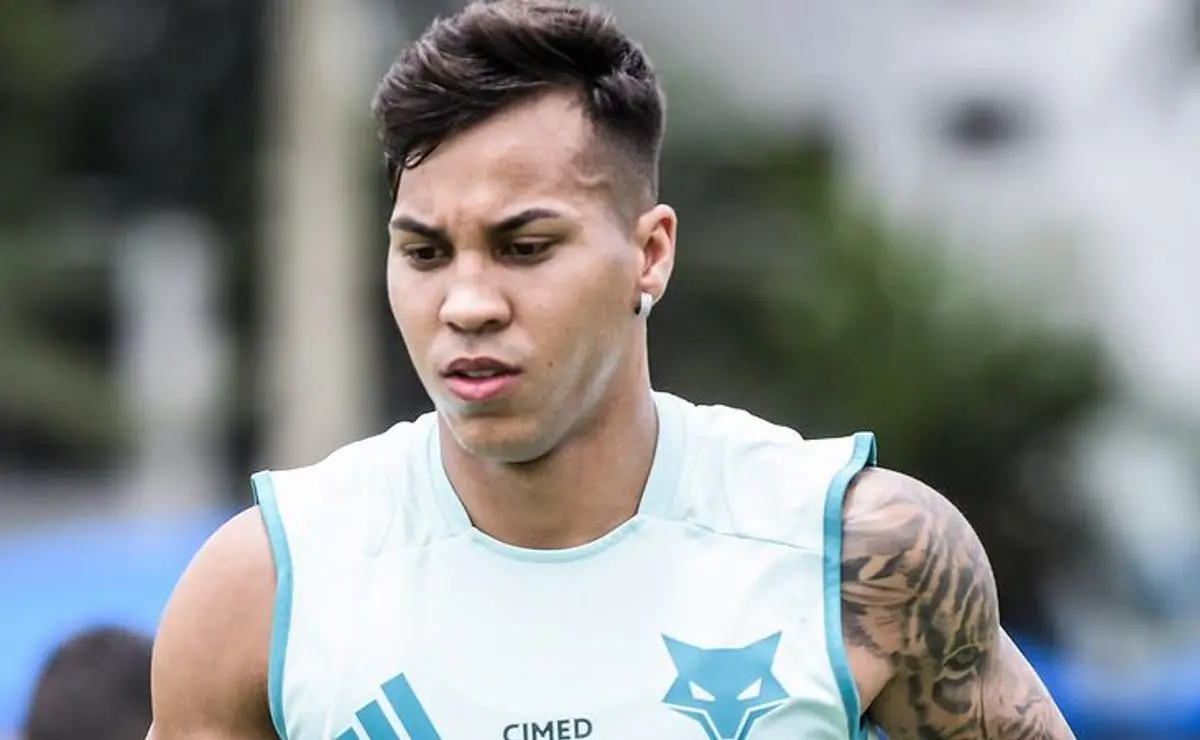Kaio Jorge detalha ausência nas cobranças de pênalti no Cruzeiro e revela lesão no pé.