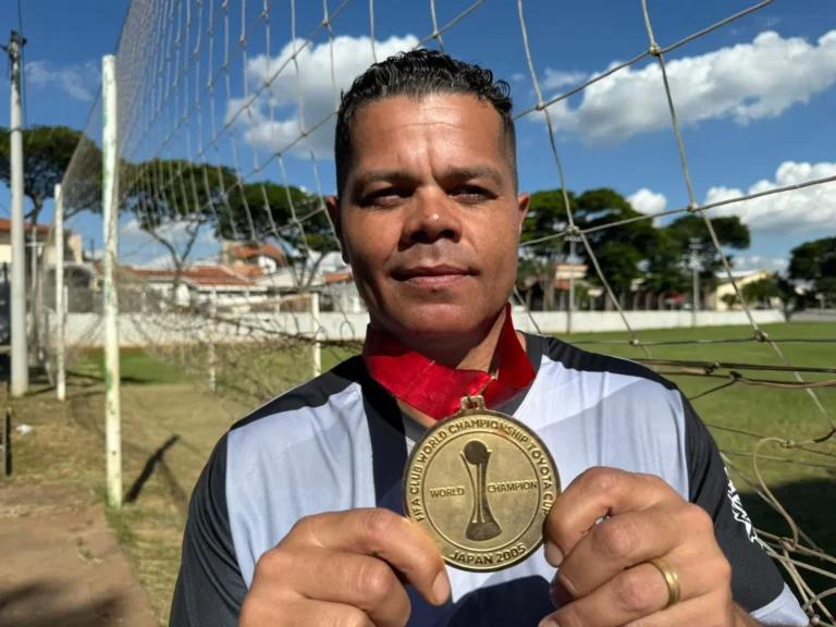 Um recomeço: Campeão mundial do São Paulo reflete sobre a superação após perdas relacionadas às drogas.