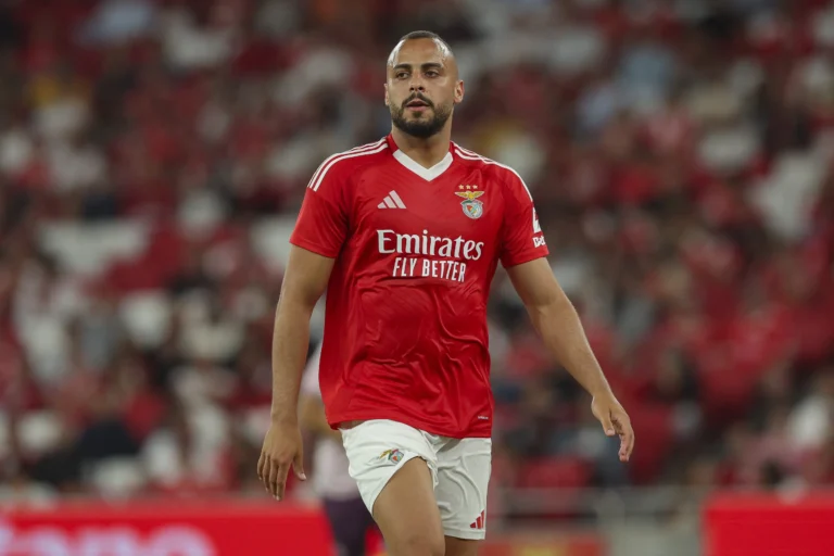 Botafogo negocia contratação de Arthur Cabral para substituir Igor Jesus
