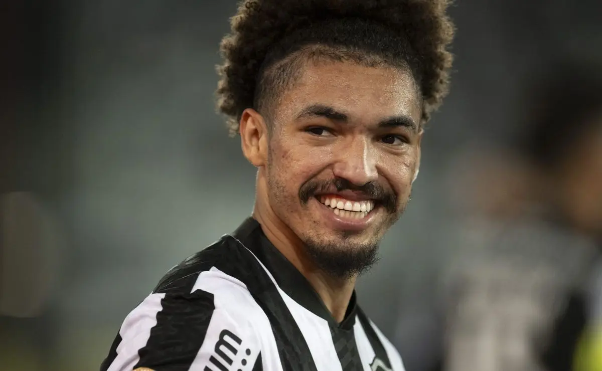 Textor cede: Lyon abre negociação por Adryelson, alvo do Santos.