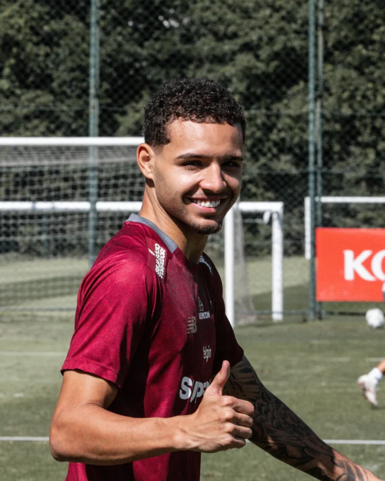 São Paulo Define Preço Mínimo por Alves, Enquanto Clube Russo Persiste no Interesse