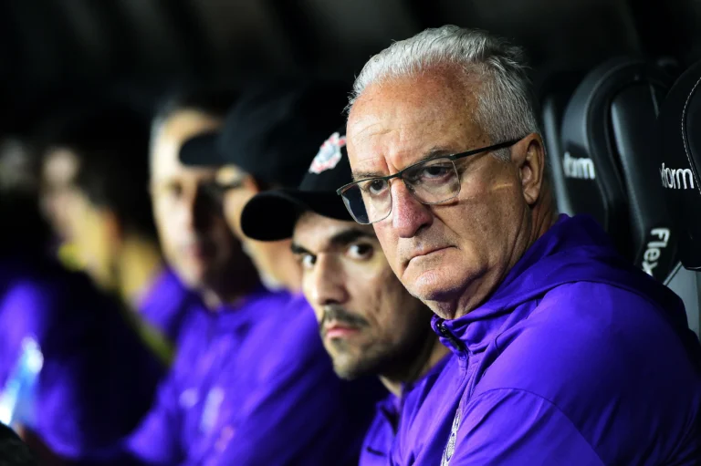 Dorival Júnior Busca Estabilidade no Corinthians em Meio a Desafios