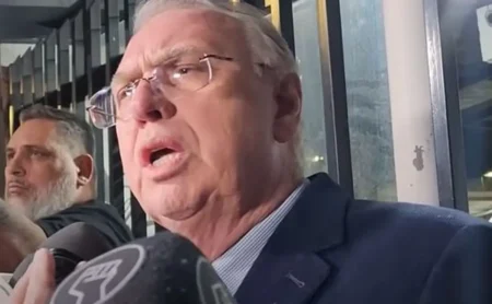 Invasão da torcida corintiana e veto de Osmar Stabile a empresários na base do Corinthians.