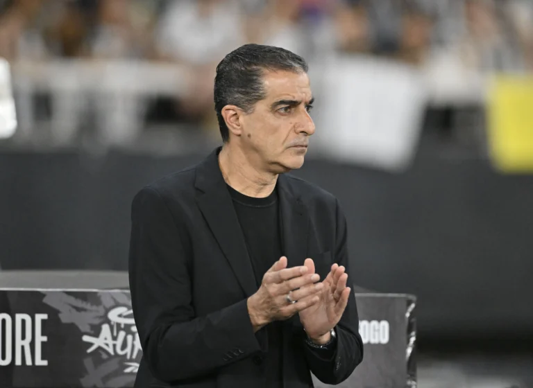 Paiva atribui boa fase do Botafogo à paciência, mas cita erros contra o Ceará