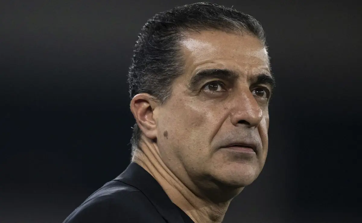 Paiva demonstra incômodo com rendimento do Botafogo no Mundial fora de casa.