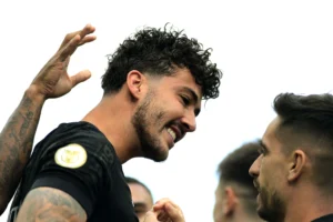 Corinthians discute futuro de Gustavo Henrique em reunião
