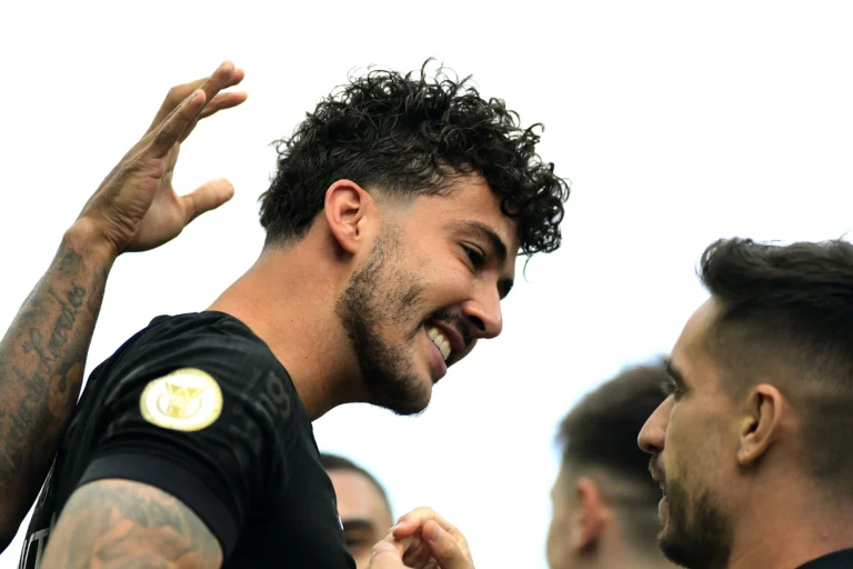 Corinthians discute futuro de Gustavo Henrique em reunião