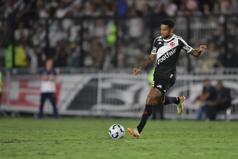 Volantes em xeque: Jair, Hugo Moura e Cocão oscilam no Vasco de Diniz