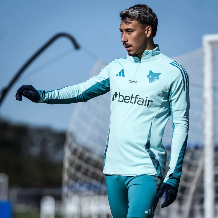 Meia treina, Cruzeiro terá reforço e desfalque para enfrentar o Vitória