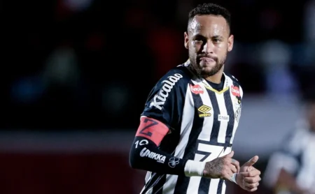 Neymar comanda jogo festivo com influenciadores na Vila Belmiro na terça-feira