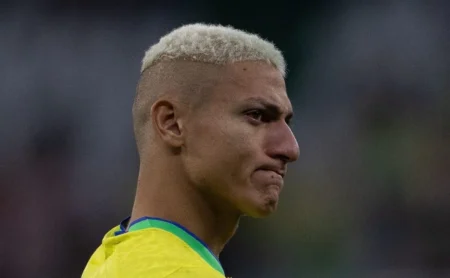 Críticas a Richarlison em estreia contrastam com apoio a Vini Jr.: "No Brasil é assim"