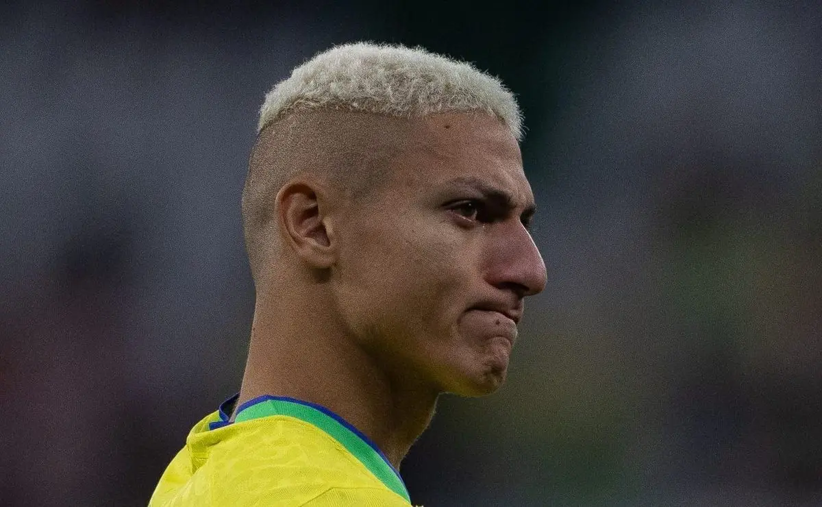 Críticas a Richarlison em estreia contrastam com apoio a Vini Jr.: "No Brasil é assim"