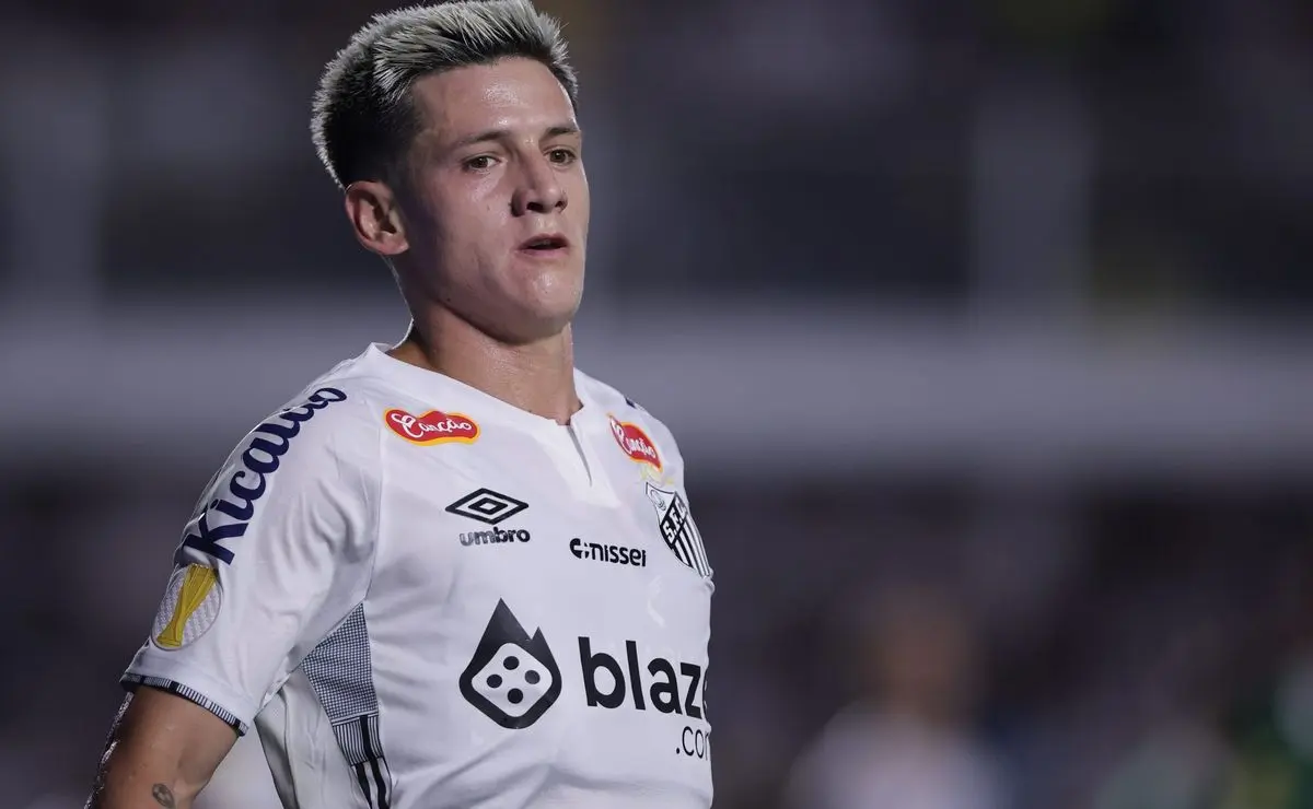 Situação de Leonardo Godoy no Santos: Novidades sobre a proposta do Independiente.