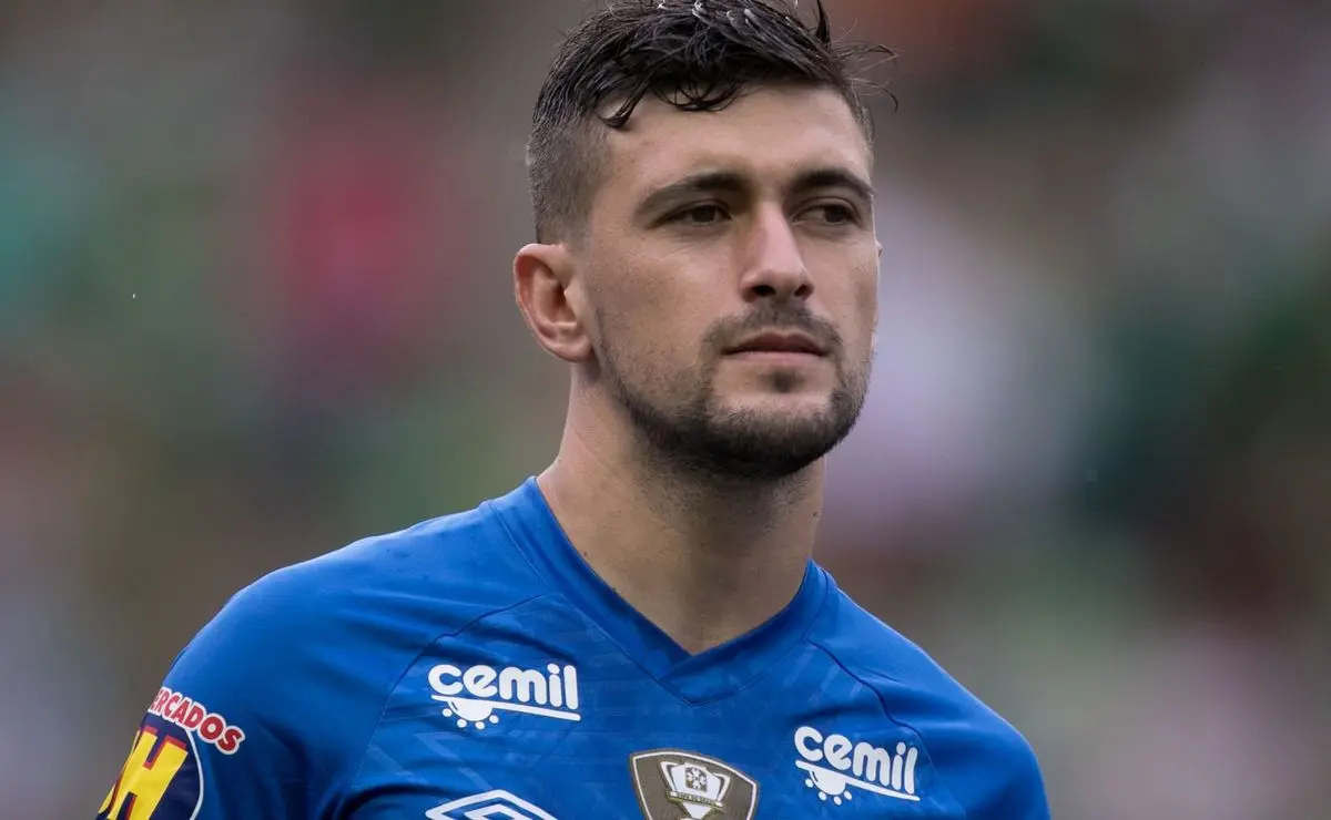 Arrascaeta detalha escolha pelo Flamengo após deixar o Cruzeiro em conversa com Romário