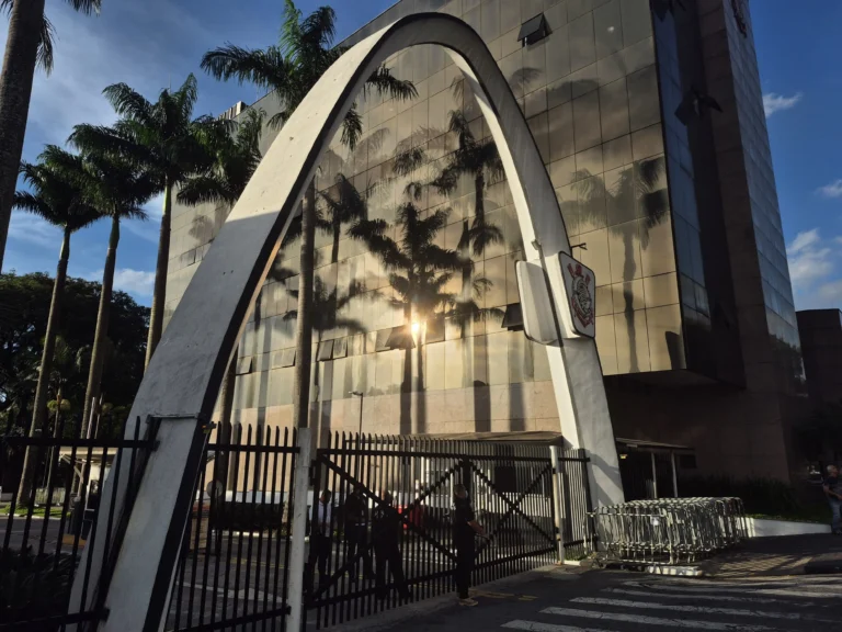 Corinthians pondera "risco jurídico" em negociação com Nike ou Adidas.