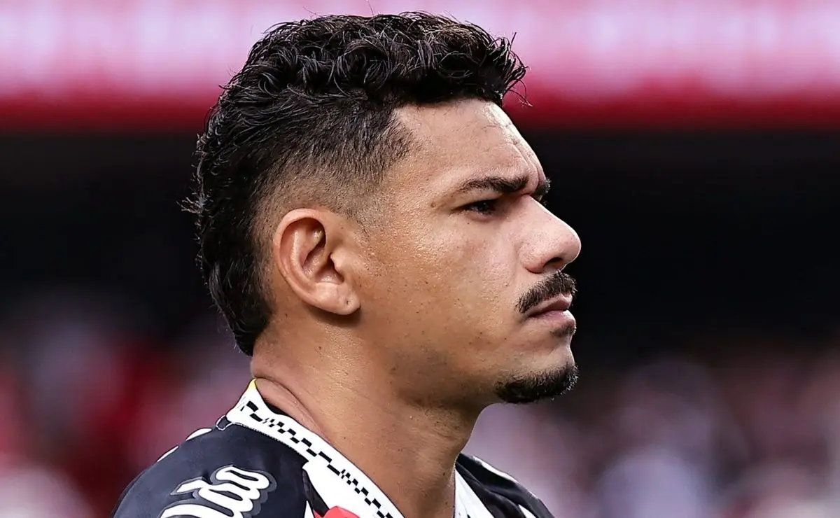 Tiquinho Soares foca em redenção no Santos após decisão por permanência