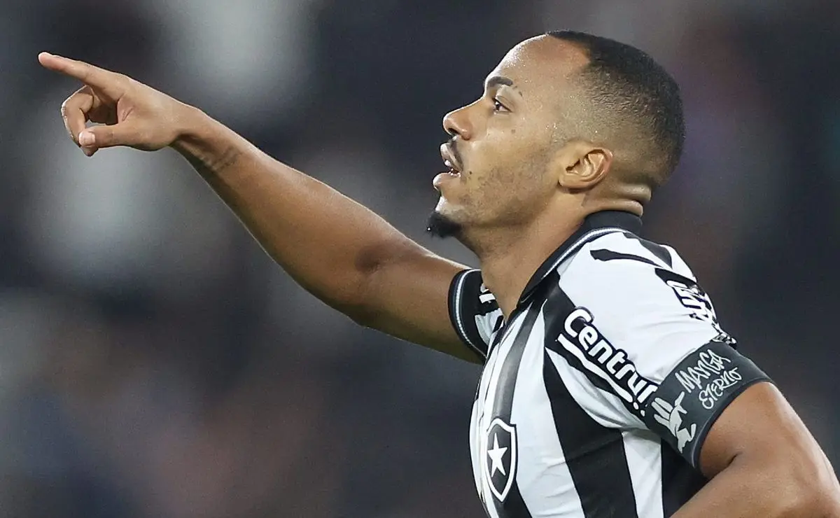 Marlon Freitas exalta Renato Paiva e celebra fase no Botafogo: "Muito feliz"